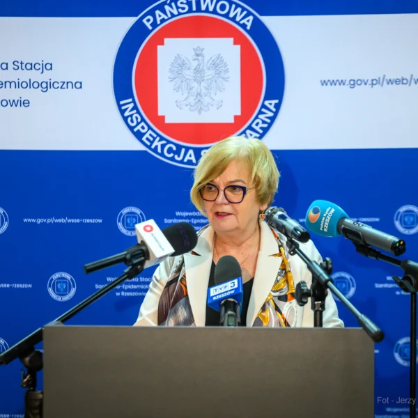 Teresa Kubas-Hul, wojewoda podkarpacki podczas konferencji prasowej w sanepidzie.