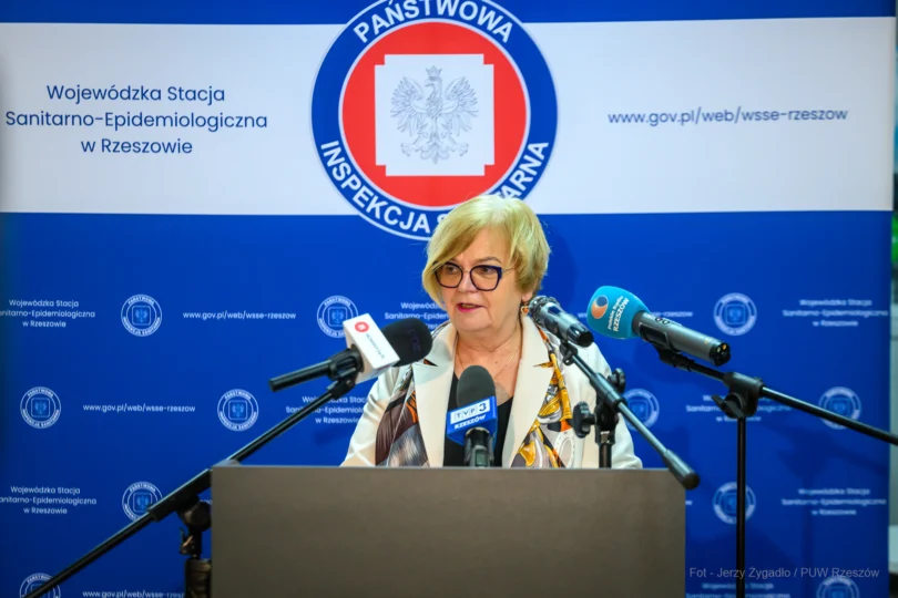 Teresa Kubas-Hul, wojewoda podkarpacki podczas konferencji prasowej w sanepidzie.