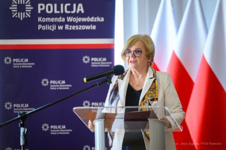 Zdjęcie przedstawia uczestników uroczystego ślubowania policjantów