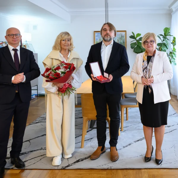 Zdjęcie przedstawia uczestników uroczystości wręczenia odznaczenia państwowego w urzędzie wojewódzkim