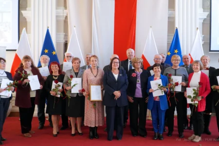 Zdjęcie przedstawia uczestników uroczystości z okazji jubileuszu uniwersytetów trzeciego wieku