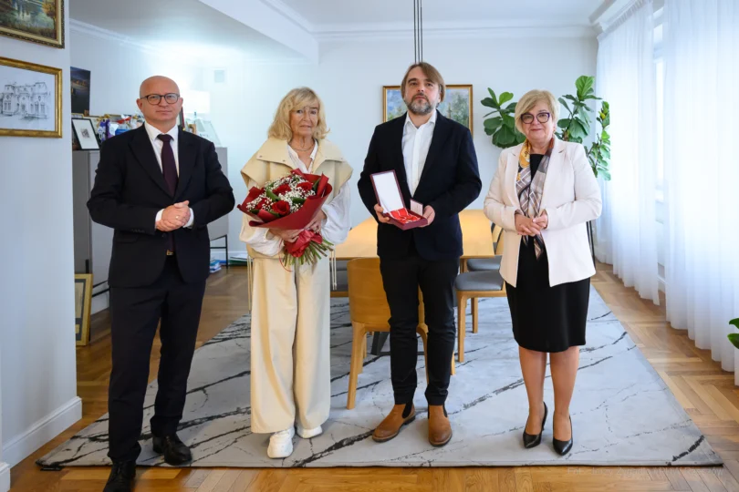 Zdjęcie przedstawia uczestników uroczystości wręczenia odznaczenia państwowego w urzędzie wojewódzkim