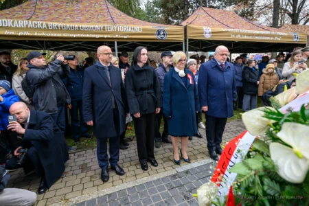 Podczas uroczystości na Placu Wolności w Rzeszowie mieszkańcy wspólnie z parlamentarzystami, przedstawicielami władz samorządowych, służb mundurowych, instytucji, środowisk kombatanckich uczcili 107. rocznicę odzyskania przez Polskę niepodległości.