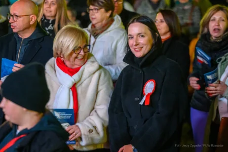 Rzeszowski Rynek wypełnił się biało-czerwonymi barwami, a wspólne śpiewanie pieśni patriotycznych przypomniało, jak wielką wartością jest nasza niepodległość.