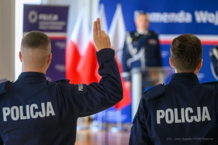 Zdjęcie przedstawia uczestników uroczystego ślubowania policjantów