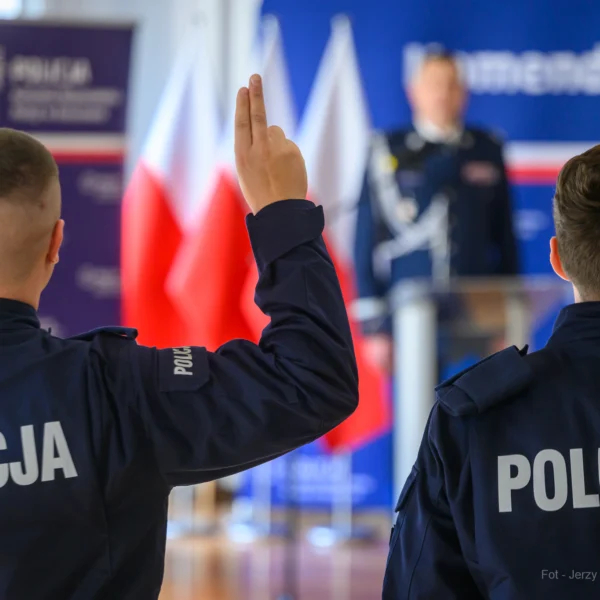 Zdjęcie przedstawia uczestników uroczystego ślubowania policjantów