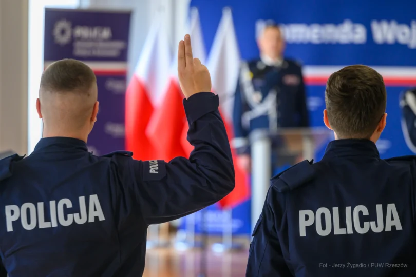 Zdjęcie przedstawia uczestników uroczystego ślubowania policjantów