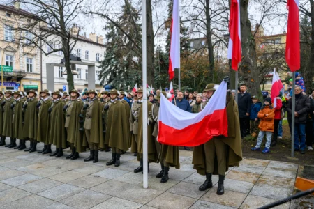 Podczas uroczystości na Placu Wolności w Rzeszowie mieszkańcy wspólnie z parlamentarzystami, przedstawicielami władz samorządowych, służb mundurowych, instytucji, środowisk kombatanckich uczcili 107. rocznicę odzyskania przez Polskę niepodległości.