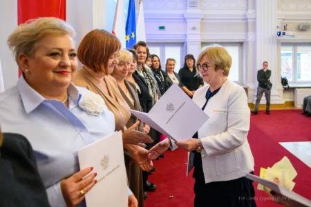 Zdjęcie przedstawia uczestników uroczystości z okazji Dnia Pracownika Socjalnego