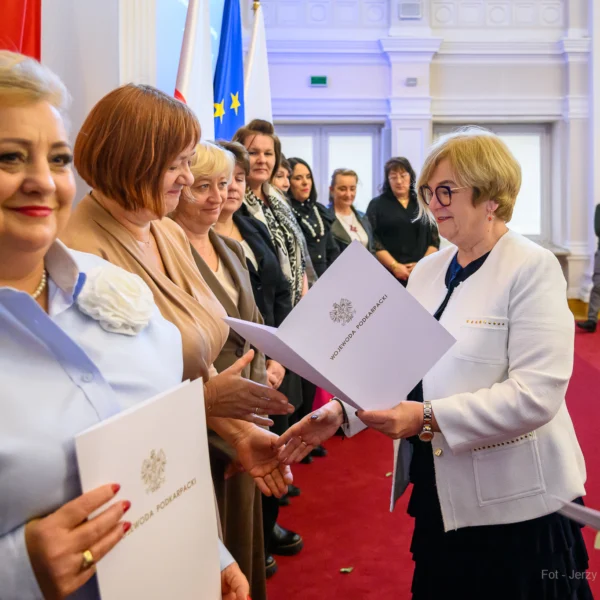 Zdjęcie przedstawia uczestników uroczystości z okazji Dnia Pracownika Socjalnego