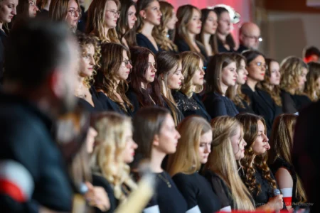 Wspólne śpiewanie pieśni patriotycznych z Chórem i Orkiestrą Jednego Serca Jednego Ducha.