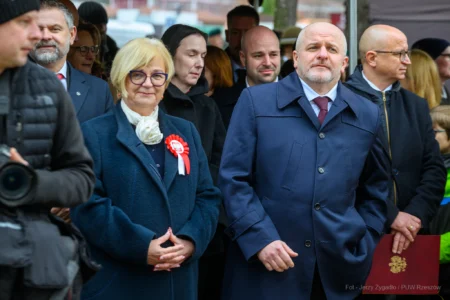 Podczas uroczystości na Placu Wolności w Rzeszowie mieszkańcy wspólnie z parlamentarzystami, przedstawicielami władz samorządowych, służb mundurowych, instytucji, środowisk kombatanckich uczcili 107. rocznicę odzyskania przez Polskę niepodległości.