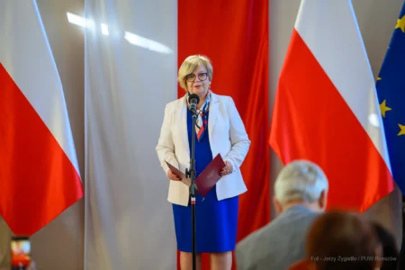 Zdjęcie przedstawia uczestników uroczystości z okazji jubileuszu uniwersytetów trzeciego wieku