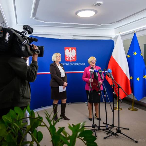 Konferencja prasowa dotycząca pieniędzy na ochronę zdrowia. na zdj. Teresa Kubas-Hul, wojewoda podkarpacki i Teresa Gwizdak, dyrektor podkarpackiego oddziału NFZ.