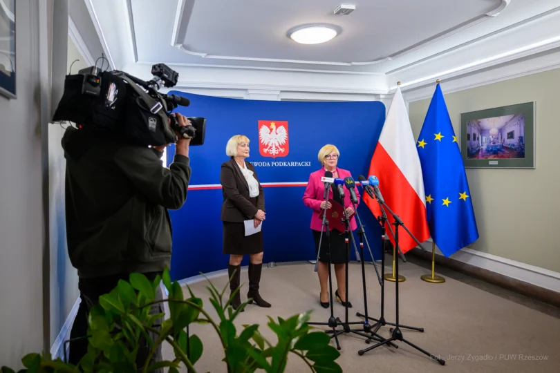 Konferencja prasowa dotycząca pieniędzy na ochronę zdrowia. na zdj. Teresa Kubas-Hul, wojewoda podkarpacki i Teresa Gwizdak, dyrektor podkarpackiego oddziału NFZ.