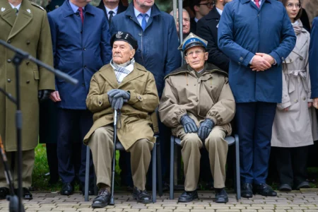 Podczas uroczystości na Placu Wolności w Rzeszowie mieszkańcy wspólnie z parlamentarzystami, przedstawicielami władz samorządowych, służb mundurowych, instytucji, środowisk kombatanckich uczcili 107. rocznicę odzyskania przez Polskę niepodległości.