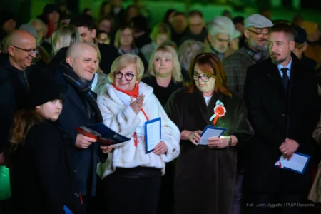 Rzeszowski Rynek wypełnił się biało-czerwonymi barwami, a wspólne śpiewanie pieśni patriotycznych przypomniało, jak wielką wartością jest nasza niepodległość.
