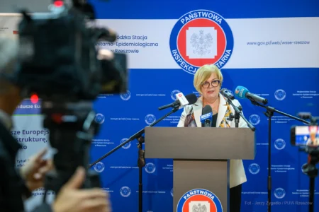 Teresa Kubas-Hul, wojewoda podkarpacki podczas konferencji prasowej w sanepidzie.