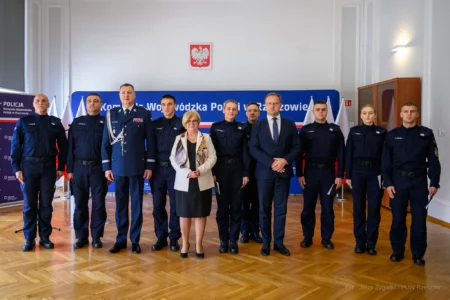 Zdjęcie przedstawia uczestników uroczystego ślubowania policjantów