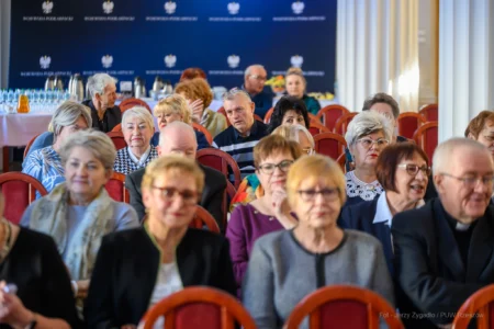 Zdjęcie przedstawia uczestników uroczystości z okazji jubileuszu uniwersytetów trzeciego wieku