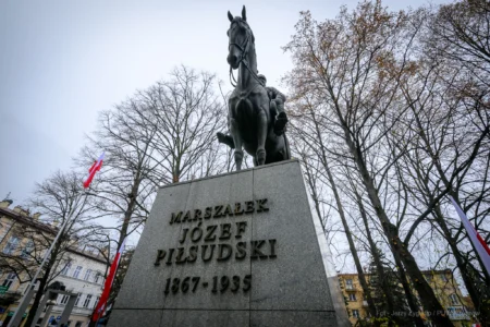 Podczas uroczystości na Placu Wolności w Rzeszowie mieszkańcy wspólnie z parlamentarzystami, przedstawicielami władz samorządowych, służb mundurowych, instytucji, środowisk kombatanckich uczcili 107. rocznicę odzyskania przez Polskę niepodległości.