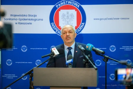 Adam Sidor, Podkarpacki Państwowy Inspektor Sanitarny podczas konferencji prasowej.