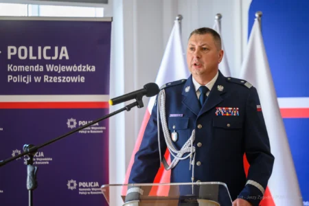 Zdjęcie przedstawia uczestników uroczystego ślubowania policjantów