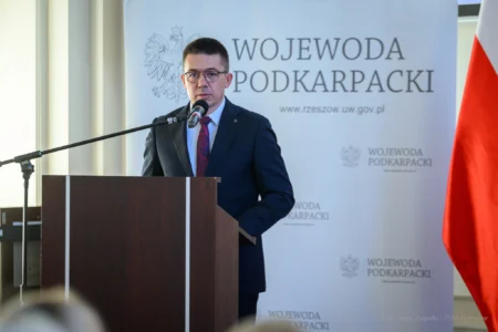 Zdjęcie przedstawia uczestników uroczystości z okazji jubileuszu uniwersytetów trzeciego wieku