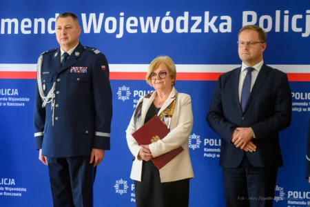 Zdjęcie przedstawia uczestników uroczystego ślubowania policjantów