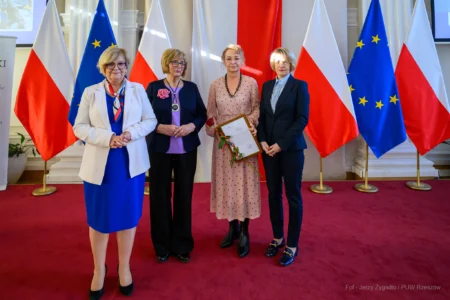 Zdjęcie przedstawia uczestników uroczystości z okazji jubileuszu uniwersytetów trzeciego wieku