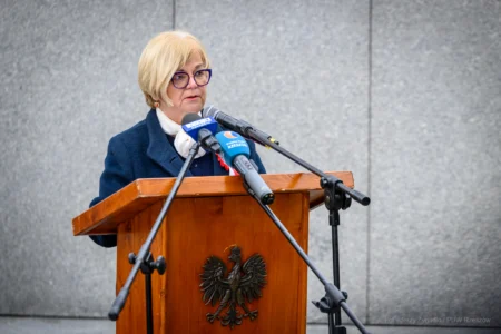 Podczas uroczystości na Placu Wolności w Rzeszowie mieszkańcy wspólnie z parlamentarzystami, przedstawicielami władz samorządowych, służb mundurowych, instytucji, środowisk kombatanckich uczcili 107. rocznicę odzyskania przez Polskę niepodległości.