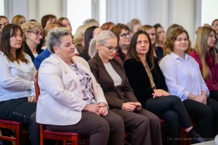 Zdjęcie przedstawia uczestników uroczystości z okazji Dnia Pracownika Socjalnego