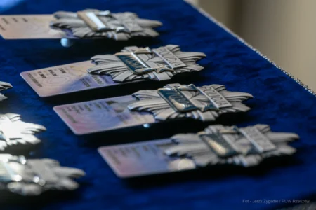 Zdjęcie przedstawia uczestników uroczystego ślubowania policjantów