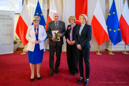 Zdjęcie przedstawia uczestników uroczystości z okazji jubileuszu uniwersytetów trzeciego wieku