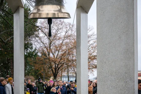 Podczas uroczystości na Placu Wolności w Rzeszowie mieszkańcy wspólnie z parlamentarzystami, przedstawicielami władz samorządowych, służb mundurowych, instytucji, środowisk kombatanckich uczcili 107. rocznicę odzyskania przez Polskę niepodległości.
