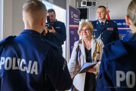 Zdjęcie przedstawia uczestników uroczystego ślubowania policjantów