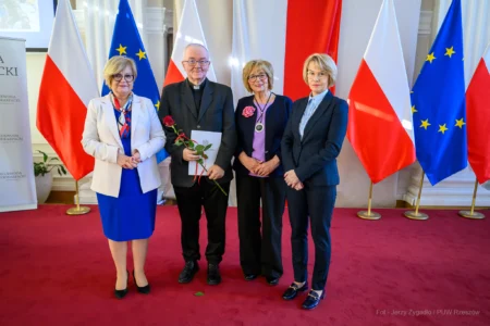 Zdjęcie przedstawia uczestników uroczystości z okazji jubileuszu uniwersytetów trzeciego wieku