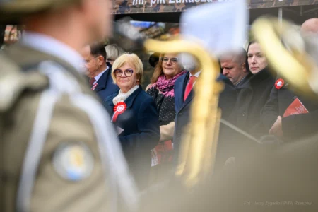 Podczas uroczystości na Placu Wolności w Rzeszowie mieszkańcy wspólnie z parlamentarzystami, przedstawicielami władz samorządowych, służb mundurowych, instytucji, środowisk kombatanckich uczcili 107. rocznicę odzyskania przez Polskę niepodległości.