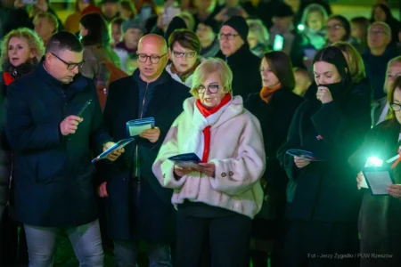 Rzeszowski Rynek wypełnił się biało-czerwonymi barwami, a wspólne śpiewanie pieśni patriotycznych przypomniało, jak wielką wartością jest nasza niepodległość.