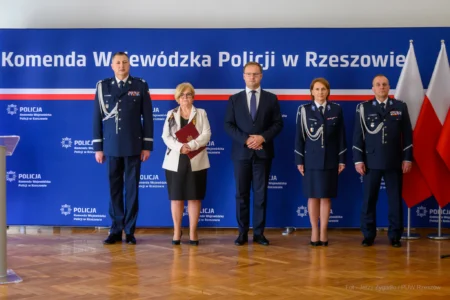 Zdjęcie przedstawia uczestników uroczystego ślubowania policjantów