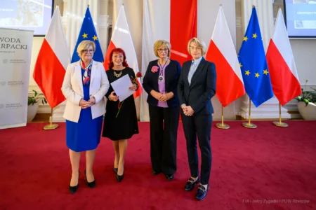 Zdjęcie przedstawia uczestników uroczystości z okazji jubileuszu uniwersytetów trzeciego wieku