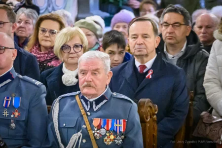 Podczas uroczystości na Placu Wolności w Rzeszowie mieszkańcy wspólnie z parlamentarzystami, przedstawicielami władz samorządowych, służb mundurowych, instytucji, środowisk kombatanckich uczcili 107. rocznicę odzyskania przez Polskę niepodległości.