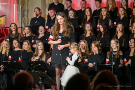 Wspólne śpiewanie pieśni patriotycznych z Chórem i Orkiestrą Jednego Serca Jednego Ducha.