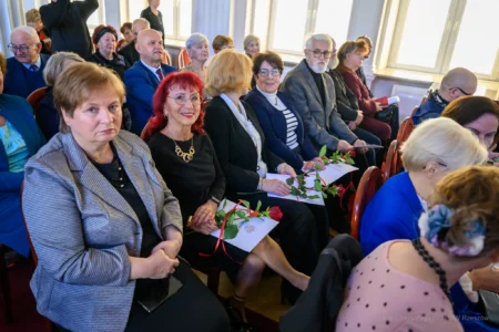 Zdjęcie przedstawia uczestników uroczystości z okazji jubileuszu uniwersytetów trzeciego wieku