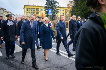 Podczas uroczystości na Placu Wolności w Rzeszowie mieszkańcy wspólnie z parlamentarzystami, przedstawicielami władz samorządowych, służb mundurowych, instytucji, środowisk kombatanckich uczcili 107. rocznicę odzyskania przez Polskę niepodległości.