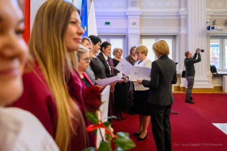 Zdjęcie przedstawia uczestników uroczystości z okazji Dnia Pracownika Socjalnego