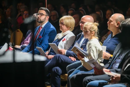 Wspólne śpiewanie pieśni patriotycznych z Chórem i Orkiestrą Jednego Serca Jednego Ducha.