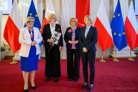 Zdjęcie przedstawia uczestników uroczystości z okazji jubileuszu uniwersytetów trzeciego wieku