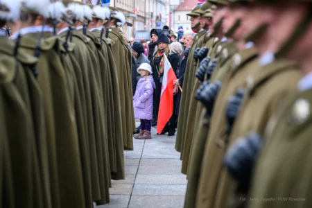 Podczas uroczystości na Placu Wolności w Rzeszowie mieszkańcy wspólnie z parlamentarzystami, przedstawicielami władz samorządowych, służb mundurowych, instytucji, środowisk kombatanckich uczcili 107. rocznicę odzyskania przez Polskę niepodległości.