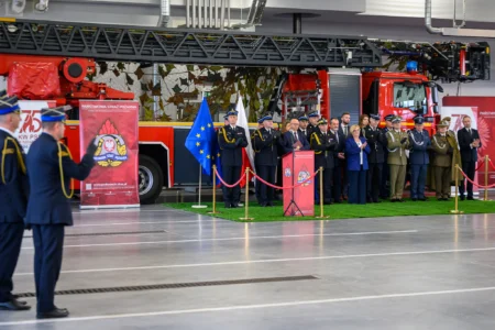 Zdjęcie przedstawia uczestników strażackiej uroczystości z okazji Święta Niepodległości